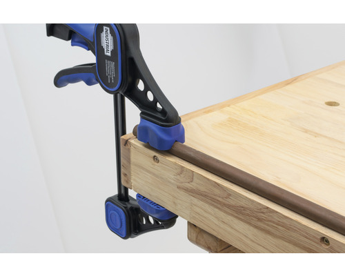 Rör fastsatt med skruvtving på en arbetsbänk