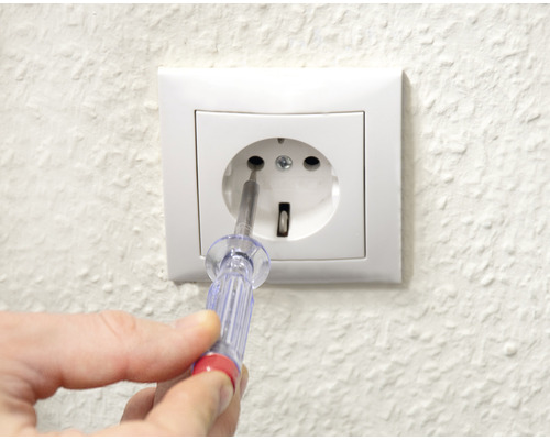 Ett eluttag kontrolleras med en fasdetektor.