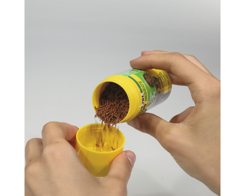 JBL Novo Insect foder hälls i ett gult lock.