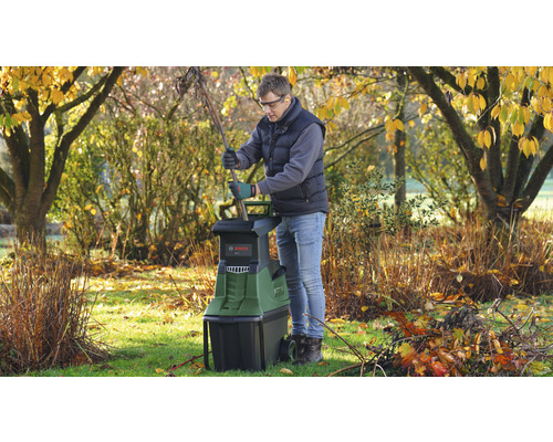 Man använder en Bosch trädgårdshackare i trädgården.