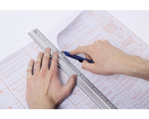 Skära en folie med en skärmatta och en linjal