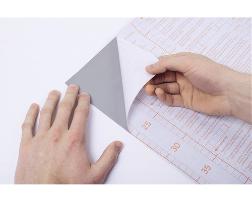 Självhäftande film avlägsnas för hand