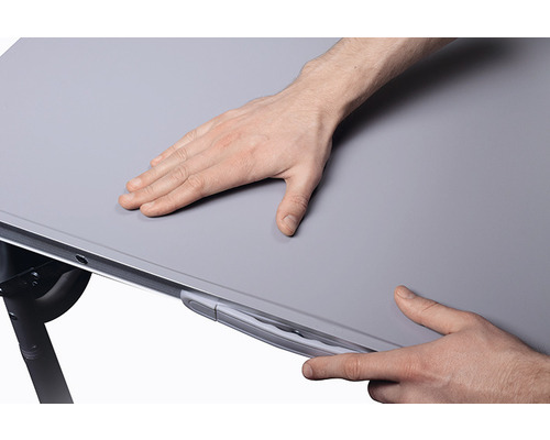 Detaljvy av en slät bordsyta med en hand