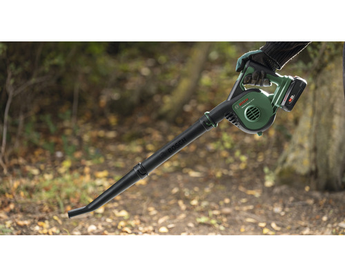 Bosch batteridriven lövblåsare används i trädgården