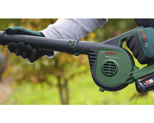 En person håller i en batteridriven lövblåsare av märket Bosch.