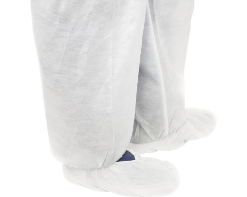 Ben med engångsoverall och skoskydd