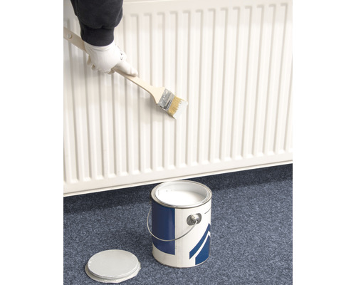 Måla radiator med pensel och färgburk