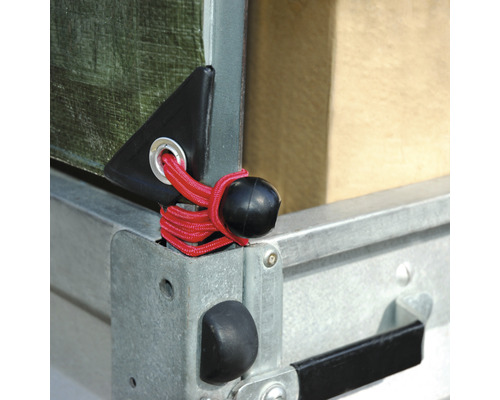 Detaljvy av ett släpvagnspresenning med elastisk sladdfästning på en metallram