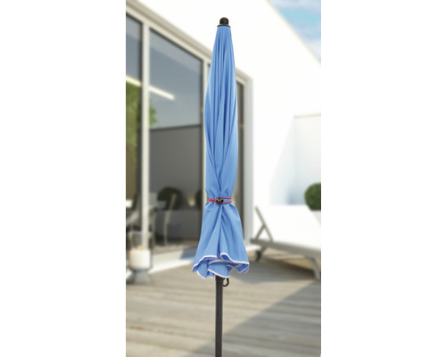 Stängt parasoll på en terrass