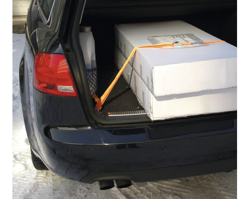 Lastsäkring i bagageutrymmet med spännband och kartonger