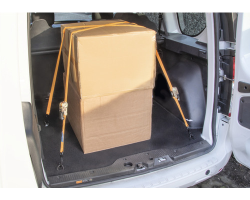 Två kartonger i lastutrymmet på en skåpbil säkrade med spännband
