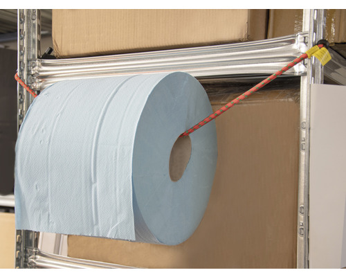 Rulle pappershanddukar hängande på en hylla