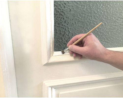 Målning av en dörrkarm med en pensel