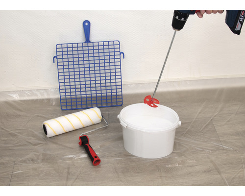 Färgblandare på borrmaskin, färgburk, färgroller, avstrykningsgaller och täckfolie för målningsarbeten.