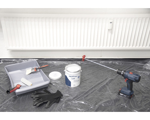 Scen med elementfärg, färgtråg, pensel, färgroller, sladdlös skruvdragare och skyddshandskar för målning av element