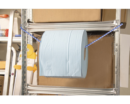 En rulle pappershanddukar hänger på en hylla.