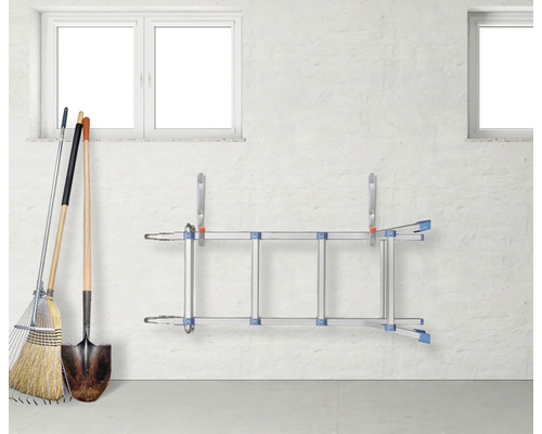 Förvaring av trädgårdsredskap och en stege på en vägg.