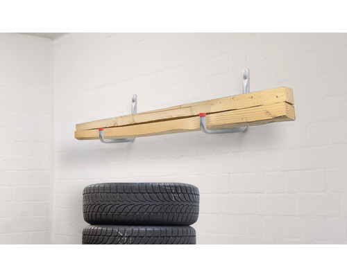 Träplankor på väggkrokar och staplade däck