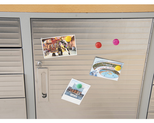 Metallskåpdörr med magneter och vykort