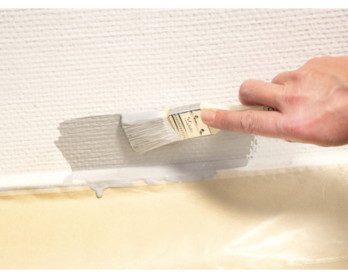 Målning av en vägg med en pensel