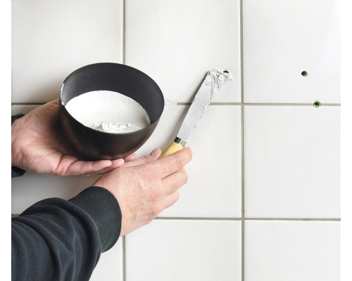 Kakelreparation med spackel och fyllnadsmaterial