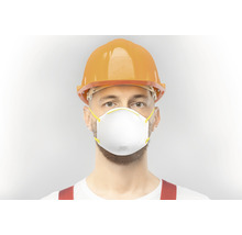 Man med skyddshjälm och andningsskydd