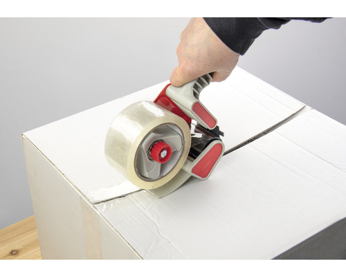 Kartong förseglas med en tejpdispenser