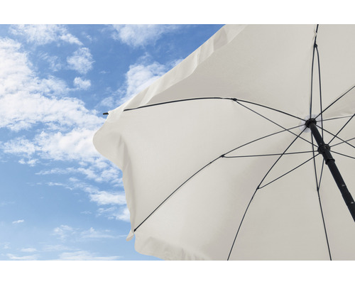 Underifrån av ett parasoll mot en blå himmel