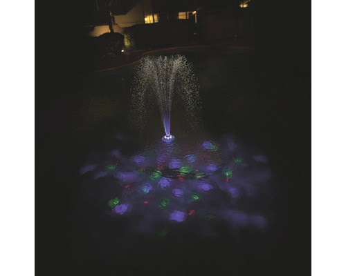 Belyst fontän i dammen