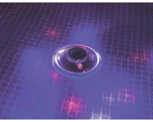 Automatisk poolrengöringsmaskin på poolbotten