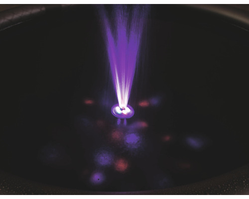 Bild av en vattenfontän med belysning