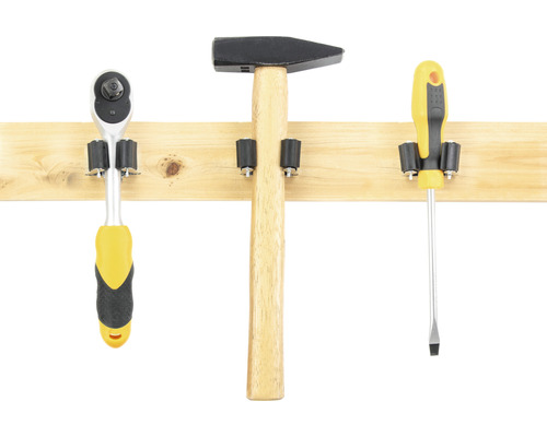 Hammare, skruvmejsel och spärrhandtag på verktygslist