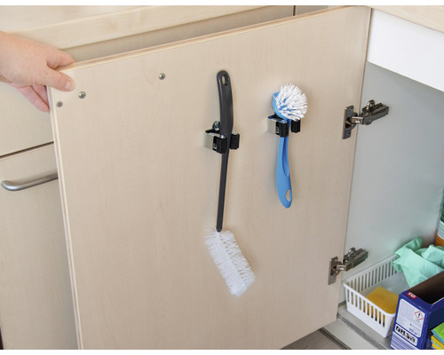 Kökslucka med hållare för diskborste och flaskborste