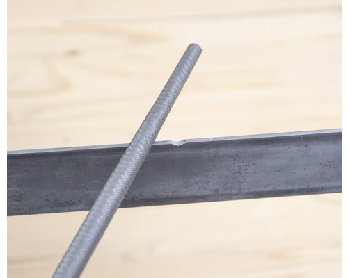 Metallfil bearbetar en bit metall