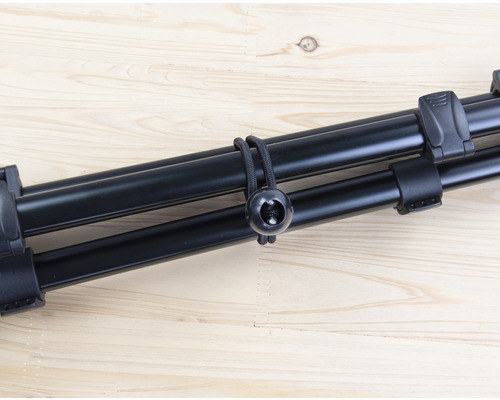 Stativben sammanbundna med elastisk snodd