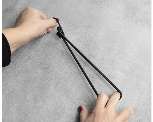 En person sträcker ett gummiband.