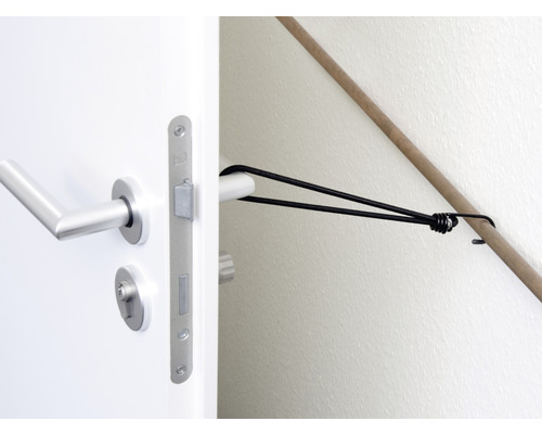 Interiör med dörrbeslag och flexibelt dörrstopp