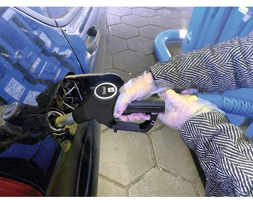 En person tankar en bil med diesel på en bensinstation