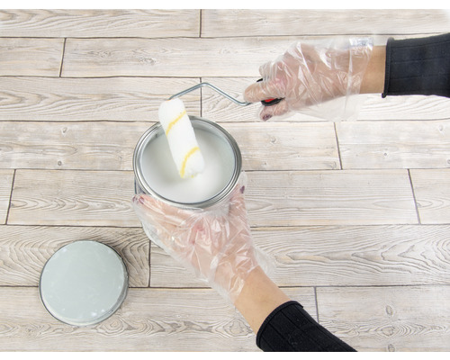 Färghink med färgroller och handskar