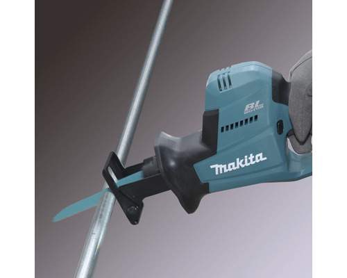 Makita tigersåg som skär ett metallrör