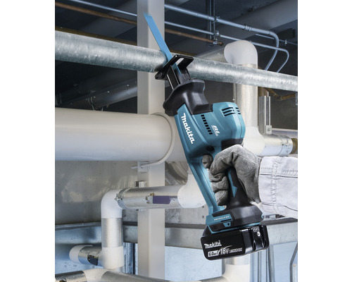 Makita tigersåg som skär ett rör