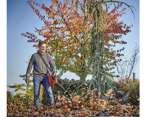 Man använder en lövblås för trädgårdsarbete.