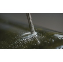 Metallborr borrar hål i glasflaska