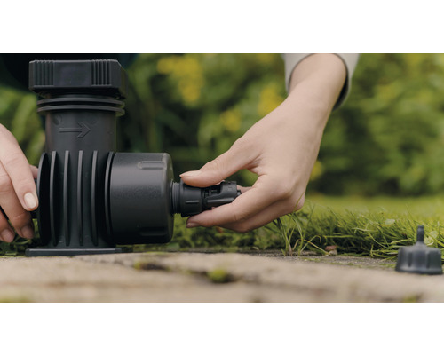 Trädgårdsbevattningsfilter med hand som ansluter en slang