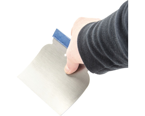 Hand håller en spackelspade.