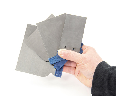 Hand som håller en uppsättning olika metallspatlar