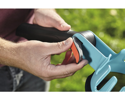 Person använder avtryckare på en lövuppsamlare.