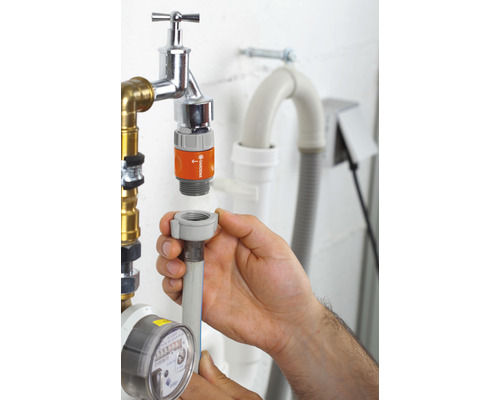 Montering av en Gardena krananslutning på en vattenkran.