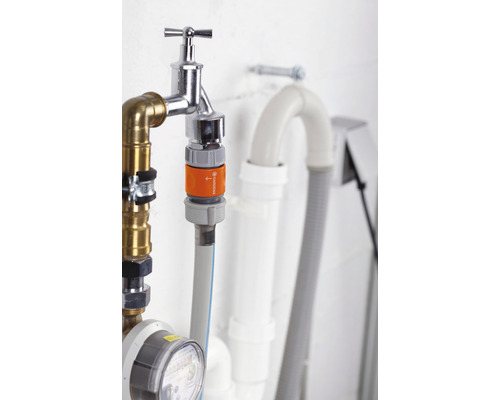 Gardena vattenkranadapter fäst på en vattenkran