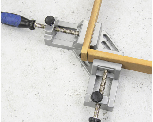 Hörnklämma med två träbitar